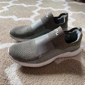 Women’s green APL techloom bliss sneakers 8.5